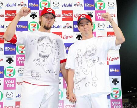 　ヤクルト戦で７勝目を挙げた前田はエルドレッドと一緒に直筆Ｔシャツを着てガッツポーズ（２０１５年７月４日）