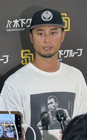 　試合後、取材に応じるダルビッシュ（共同）