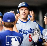 　４回、１１号２ランを放ちベンチで山本らとタッチをかわすフリーマン（ロサンゼルス・ドジャース提供）