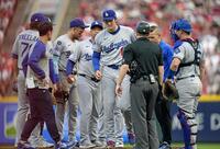 　４回途中、降板する大谷。中央左はロバーツ監督（共同）