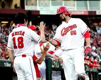 　３回、ソロ本塁打を放ったエルドレッド（右）は前田（左）に迎えられる＝２０１４年７月４日、マツダスタジアム