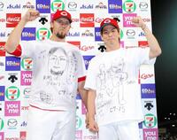 　ヤクルト戦で７勝目を挙げた前田はエルドレッドと一緒に直筆Ｔシャツを着てガッツポーズ（２０１５年７月４日）