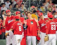 　ナインを笑顔で出迎える広島・前田健太（中央）。左はエルドレッド（２０１５年９月２日、甲子園）