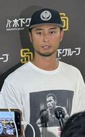 　試合後、取材に応じるダルビッシュ（共同）