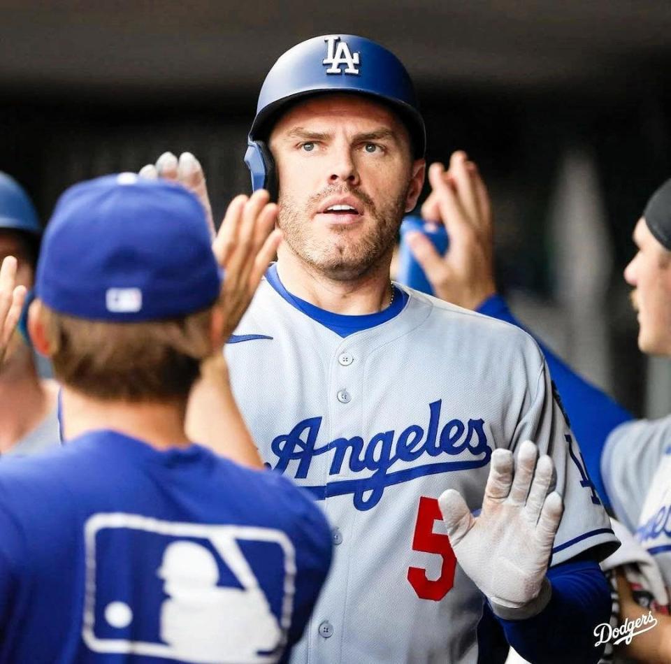 　４回、１１号２ランを放ちベンチで山本らとタッチをかわすフリーマン（ロサンゼルス・ドジャース提供）