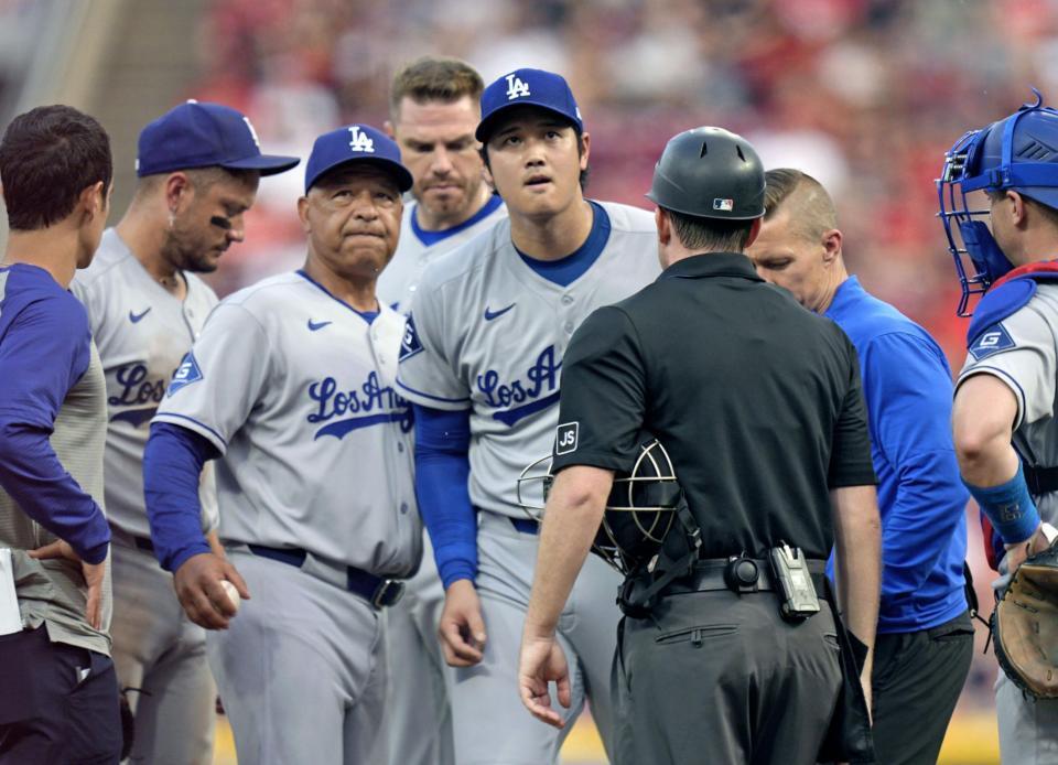 　４回途中、降板する大谷。左から３人目はロバーツ監督（共同）