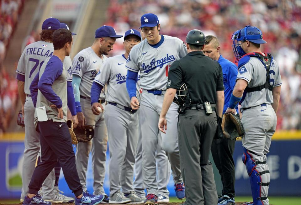 　４回途中、降板する大谷。中央左はロバーツ監督（共同）
