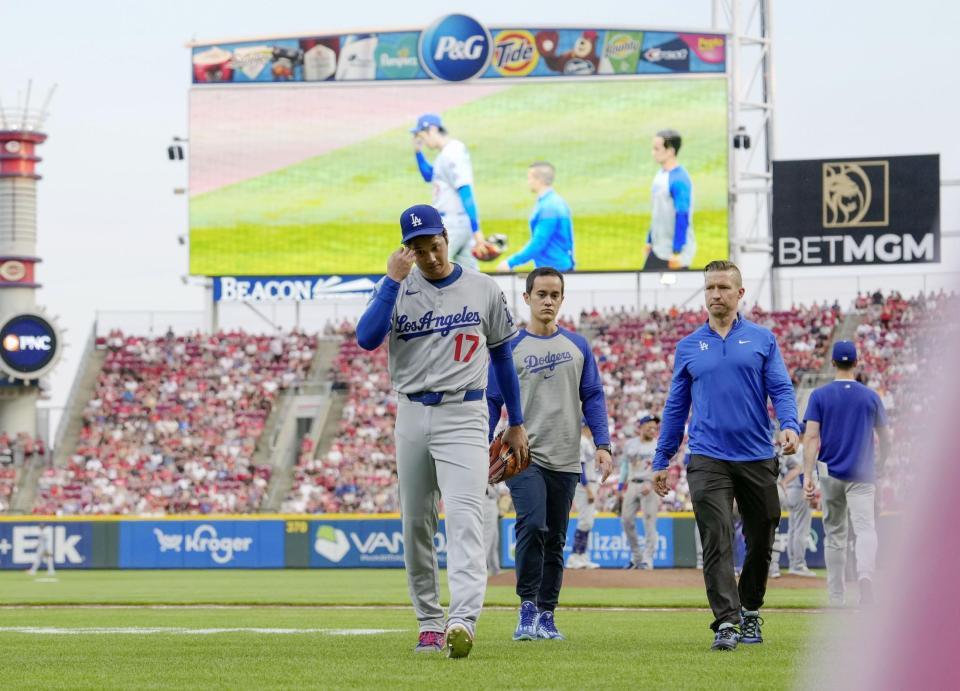 　４回途中、降板する大谷（共同）
