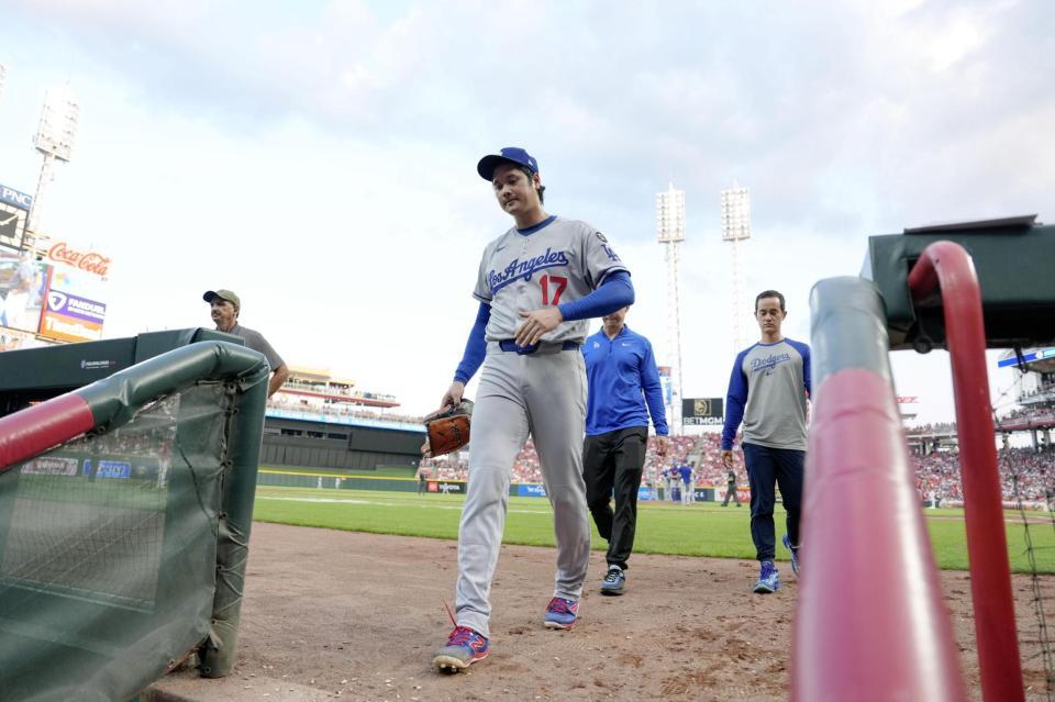 　４回途中、降板する大谷（共同）