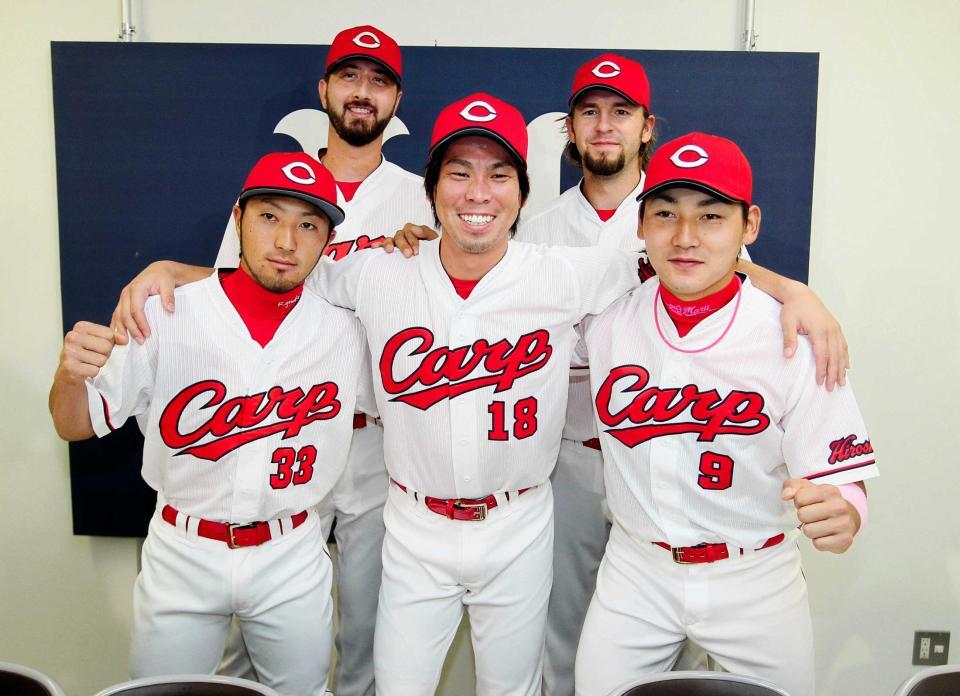 　オールスターのファン投票に選出され、笑顔でポーズを決める（前列左から）菊池、前田、丸（後列左から）ミコライオ、エルドレッド＝２０１４年６月２６日、マツダスタジアム