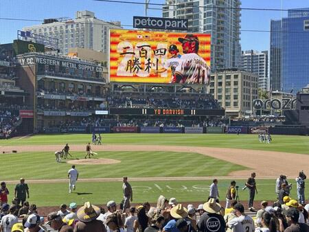 　パドレスのダルビッシュがメッツ戦で日米通算２０４勝目を挙げたことを伝える球場の電光掲示板（共同）