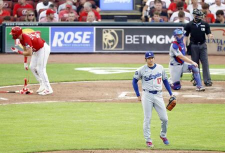 　４回、スティーブンソンに四球を与え、臀部（でんぶ）付近をたたく大谷（共同）