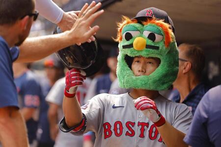 　９回、１号ソロを放ち祝福される吉田（イマジンイメージズ・ロイター＝共同）