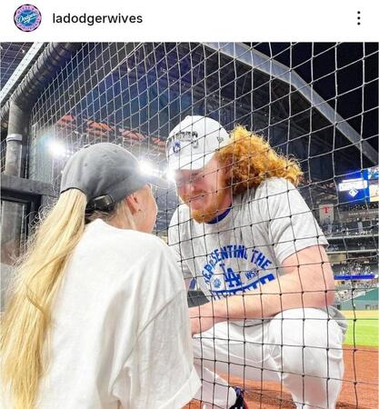 　ドジャーワイブスのインスタグラム（＠ｌａｄｏｄｇｅｒｗｉｖｅｓ）より