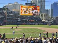 　パドレスのダルビッシュがメッツ戦で日米通算２０４勝目を挙げたことを伝える球場の電光掲示板（共同）