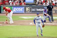 　４回、スティーブンソンに四球を与え、臀部（でんぶ）付近をたたく大谷（共同）