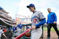 　４回途中、降板する大谷（共同）