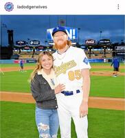 　ドジャーワイブスのインスタグラム（＠ｌａｄｏｄｇｅｒｗｉｖｅｓ）より