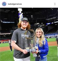 　ドジャーワイブスのインスタグラム（＠ｌａｄｏｄｇｅｒｗｉｖｅｓ）より