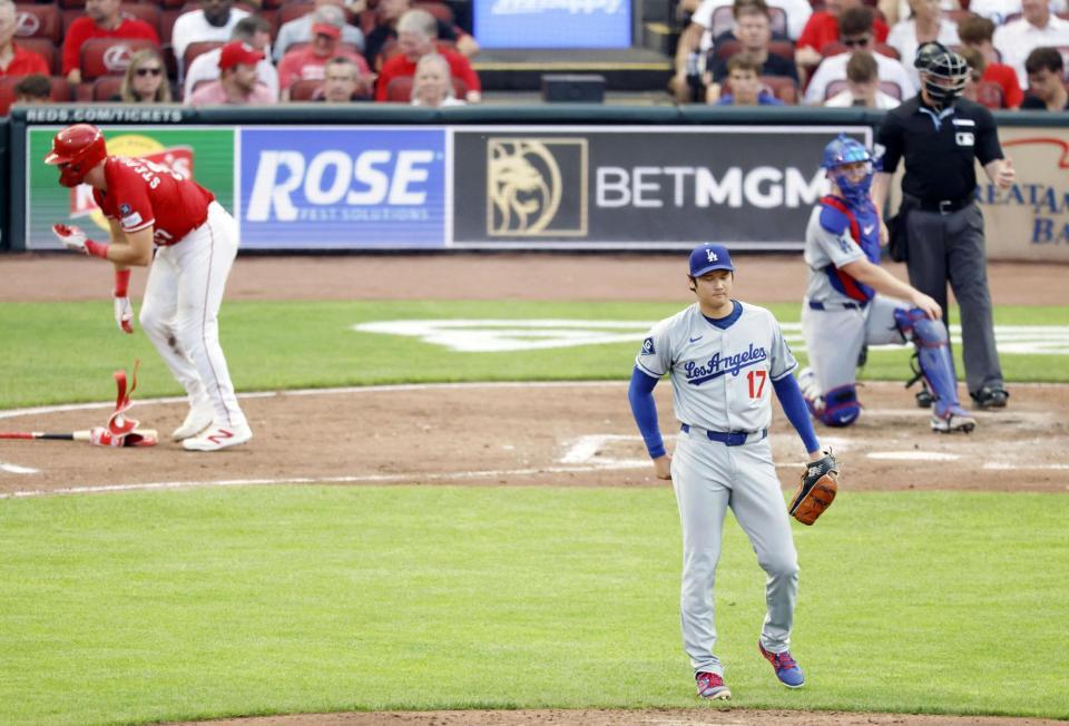 　４回、スティーブンソンに四球を与え、臀部（でんぶ）付近をたたく大谷（共同）