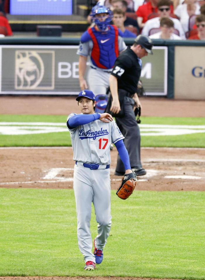 　４回、２球続けて暴投した大谷（共同）