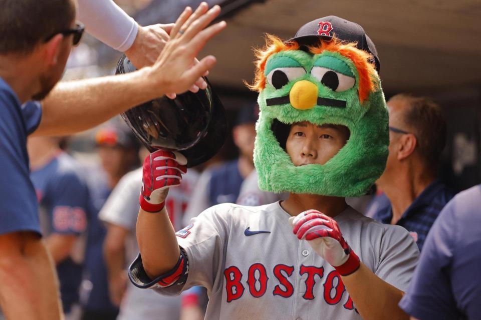 　９回、１号ソロを放ち祝福される吉田（イマジンイメージズ・ロイター＝共同）