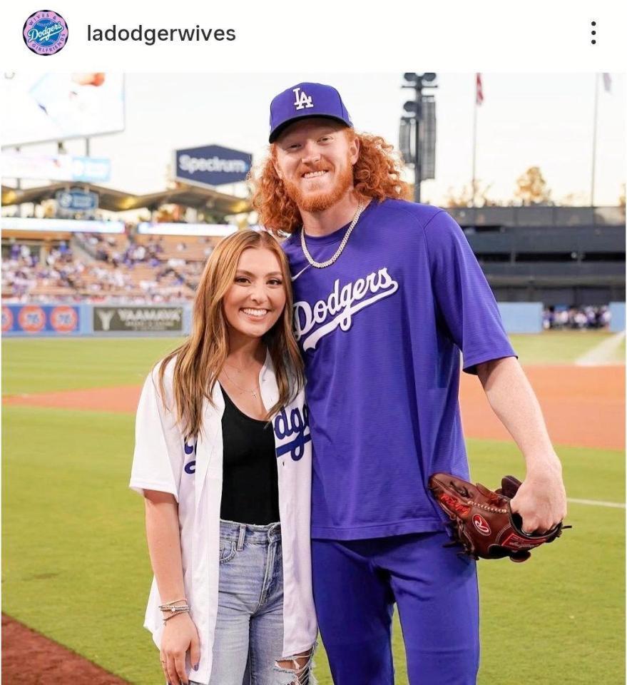 　ドジャーワイブスのインスタグラム（＠ｌａｄｏｄｇｅｒｗｉｖｅｓ）より