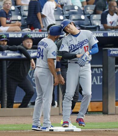　レイズ戦の１回、四球で出塁したドジャース・大谷（右）＝共同