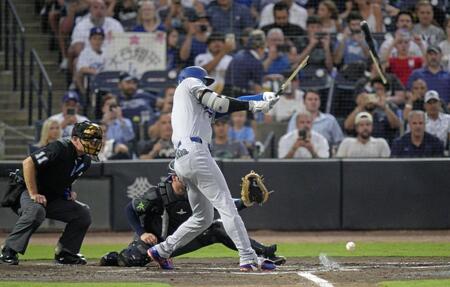 　レイズ戦の３回、バットを折られながらも二塁内野安打を放つドジャース・大谷（共同）