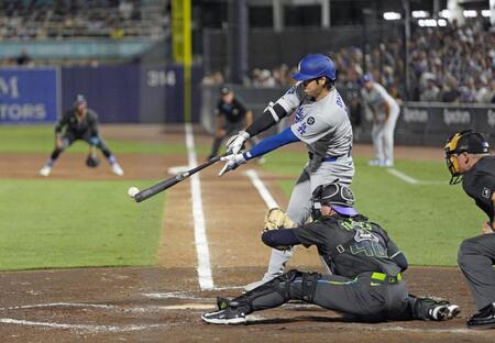 　レイズ戦の４回、右前打を放つドジャース・大谷（共同）