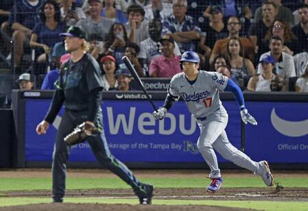 　レイズ戦の４回、右前打を放つドジャース・大谷。投手バズ（共同）