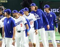 　（左から）ドジャースのカーショー、クリス・テイラー（３）、大谷、グラスノー、アウトマン＝３月１９日、東京ドーム