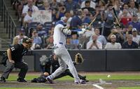 　レイズ戦の３回、バットを折られながらも二塁内野安打を放つドジャース・大谷（共同）