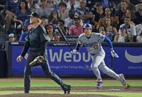 　レイズ戦の４回、右前打を放つドジャース・大谷。投手バズ（共同）