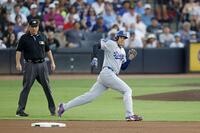 　レイズ戦の１回、後続の二塁打で三塁へ向かうドジャースの一走大谷（共同）