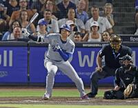 　レイズ戦の４回、右前打を放つドジャース・大谷（共同）