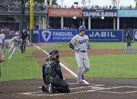 　レイズ戦の１回、フリーマンの２点二塁打で先制のホームを踏むドジャース・大谷（共同）