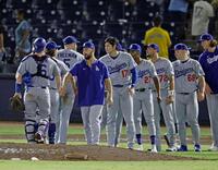 　レイズに勝利し、チームメートとタッチを交わすドジャース・大谷（１７）＝共同