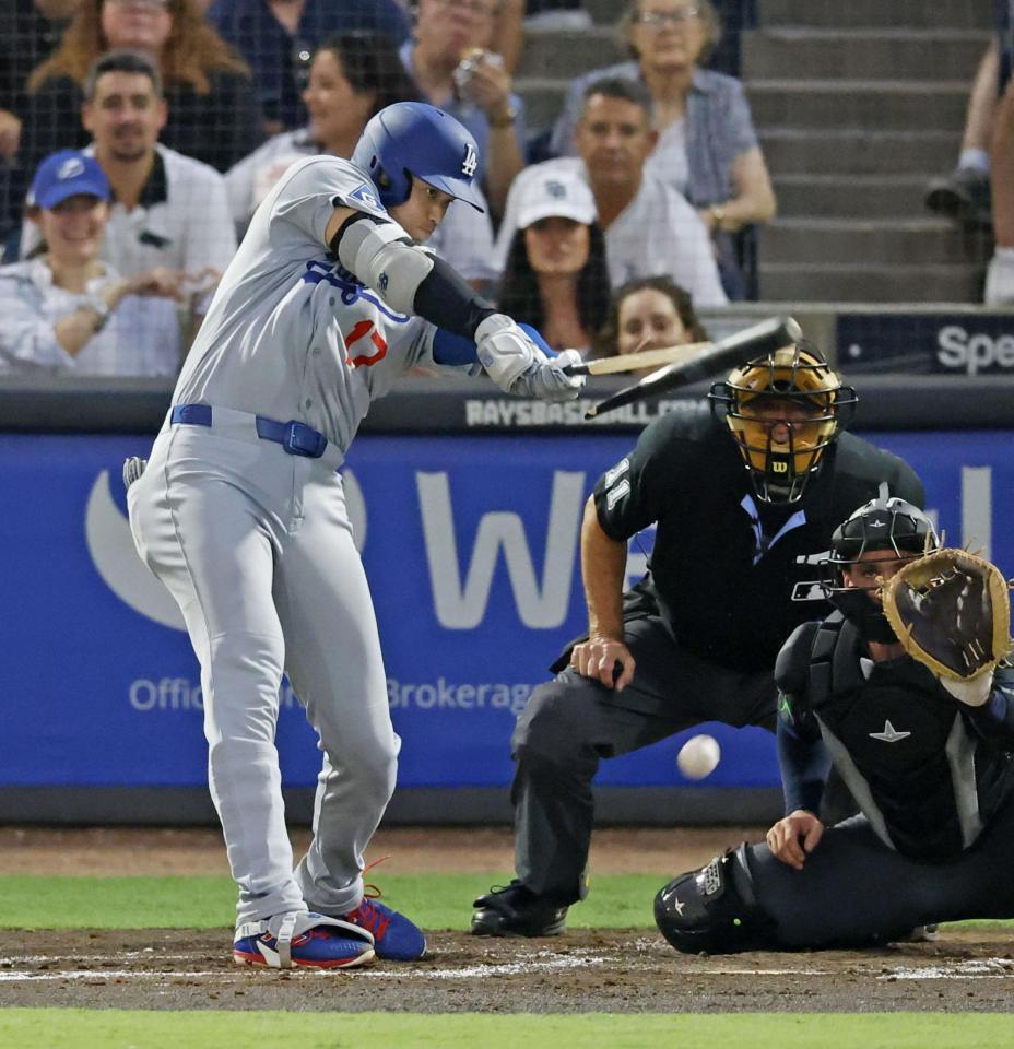 　レイズ戦の３回、バットを折られながらも二塁内野安打を放つドジャース・大谷（共同）