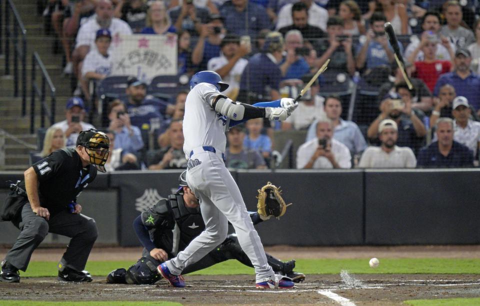 　レイズ戦の３回、バットを折られながらも二塁内野安打を放つドジャース・大谷（共同）