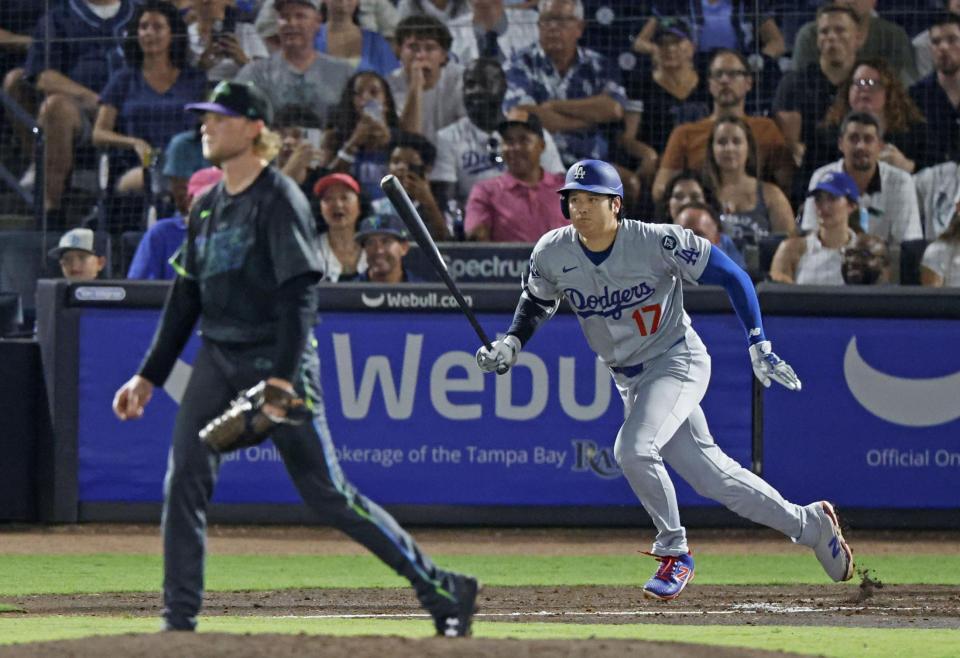 　レイズ戦の４回、右前打を放つドジャース・大谷。投手バズ（共同）