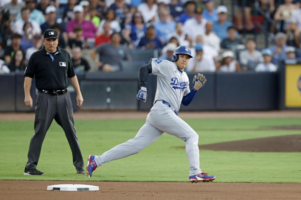 　レイズ戦の１回、後続の二塁打で三塁へ向かうドジャースの一走大谷（共同）