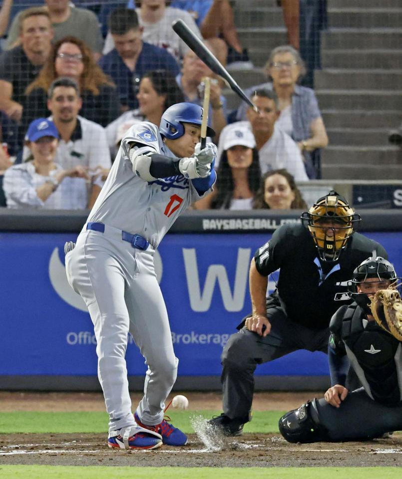 　レイズ戦の３回、バットを折られながらも二塁内野安打を放つドジャース・大谷（共同）