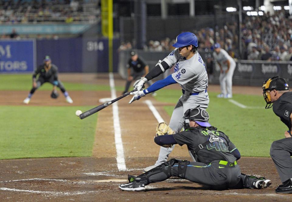 　レイズ戦の４回、右前打を放つドジャース・大谷（共同）