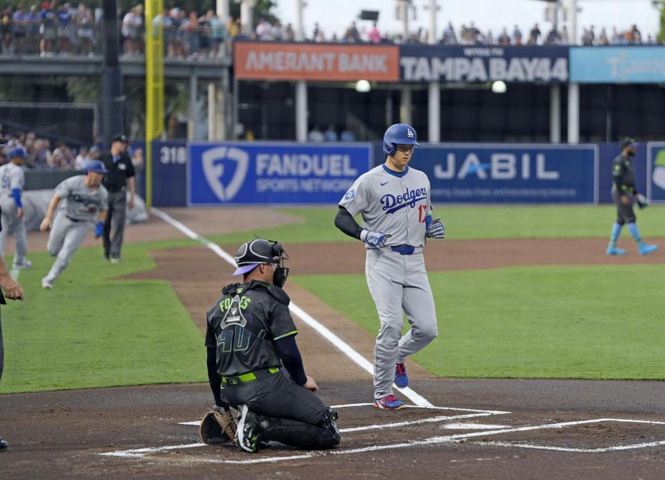 　レイズ戦の１回、フリーマンの２点二塁打で先制のホームを踏むドジャース・大谷（共同）