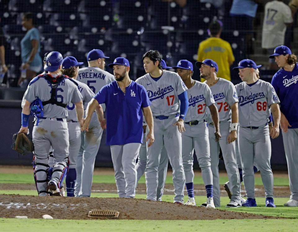 　レイズに勝利し、チームメートとタッチを交わすドジャース・大谷（１７）＝共同