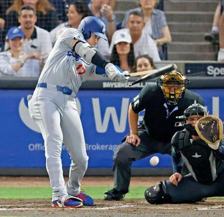 　３回、バットを折られながらも二塁内野安打を放つドジャース・大谷（共同）