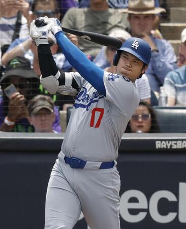 　レイズ戦の６回、右前打を放つドジャース・大谷（共同）