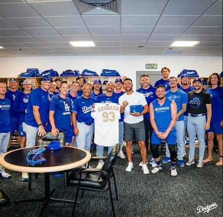 【写真】写真ネタはもはや鉄板ｗｗ　集合写真でめっちゃ違和感　“巨人”と化した山本由伸