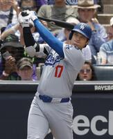 　レイズ戦の６回、右前打を放つドジャース・大谷（共同）